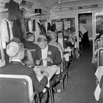 854186 Afbeelding van de leden van het Wageningse Studentencorps tijdens het diner in de extra trein bestaande uit 10 ...